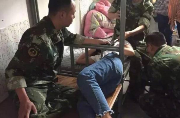 寝室比身材惊动消防和公安 身材不是这样比的！