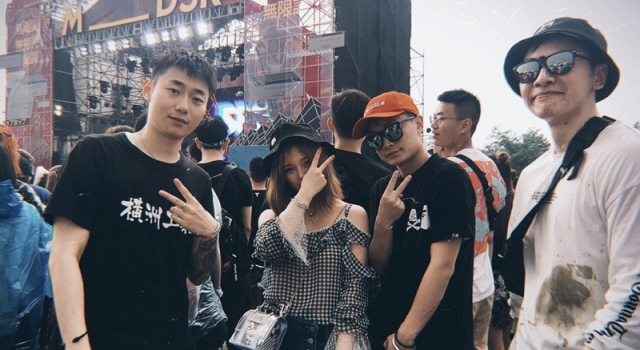 满舒克草莓音乐节半裸福利 去音乐节怎么穿才潮