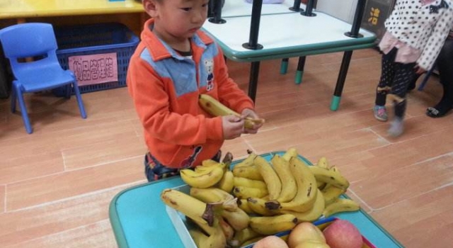 老太卖烂桃给8岁男童 男童爸爸怒砸老太水果摊