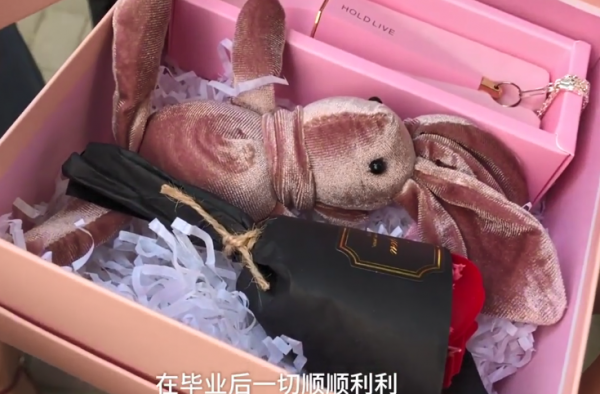 给班上188名女生送口红 别人学校的毕业礼物了解一下