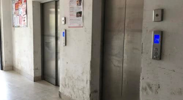 逝者禁止乘电梯 家人无奈抬棺走17层楼梯