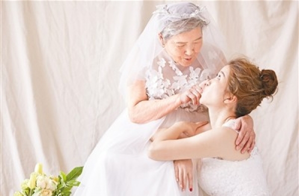 暖心!重庆妹子与81岁外婆合拍婚纱照 这就是幸福的意义