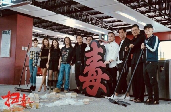不老天王刘德华合影应采儿  还是那么的帅气
