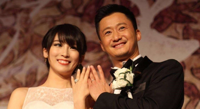 谢楠怀孕七个月自己开心逛商场，吴京带娃室外骑马