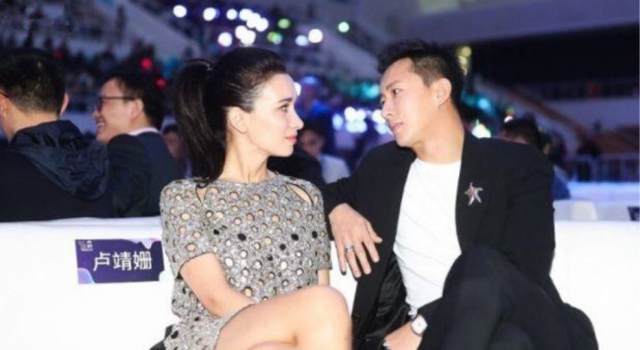卢靖姗携韩庚出席活动，坐姿超显腿长让男友有压力