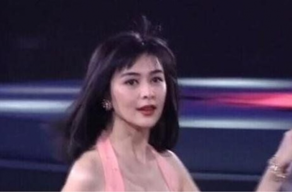 一代女神关之琳盛装出席活动，浑身优雅气质依旧