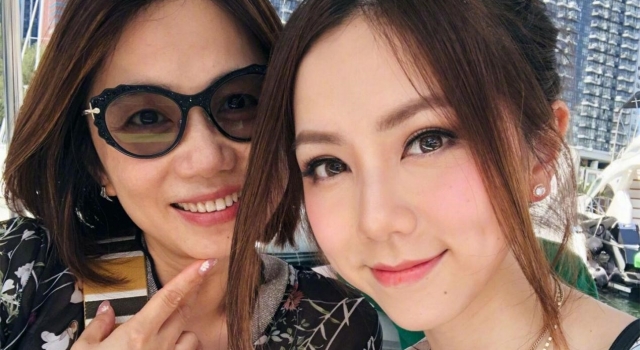 邓紫棋晒与妈妈的游玩照，网友却被妈妈惊艳了