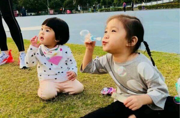 贾静雯带女儿参加生日会，咘咘长高不少成小美女