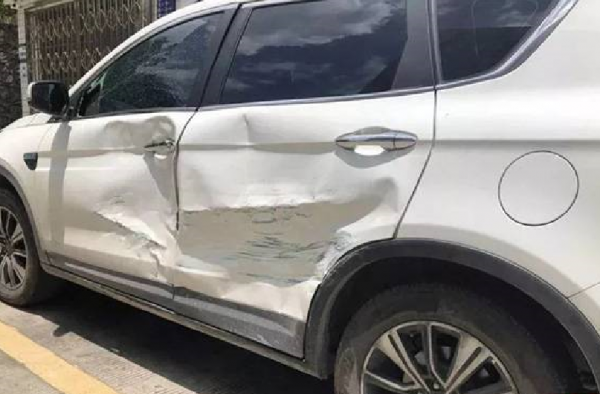 皮卡撞SUV11次 暴躁小哥演绎如何制乱停乱放.这样好吗?