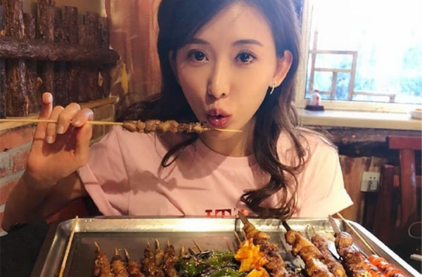 林志玲开心大吃烤串不怕胖，嘟嘴卖萌女神范儿十足