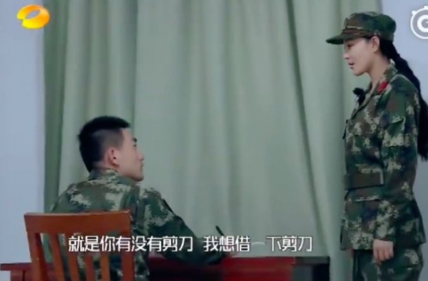 何捷给张馨予剪头发被赞 仿佛是女明星跟军官的言情小说