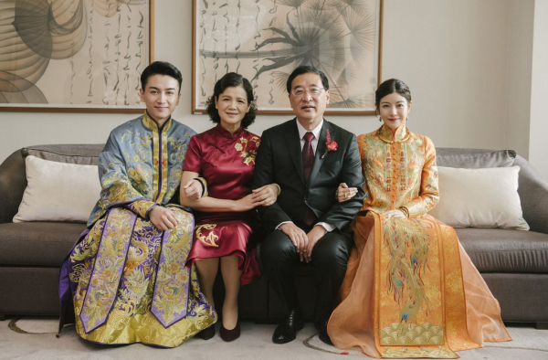 陈晓夫妇不带儿子参加好友聚会，陈妍希少女感十足