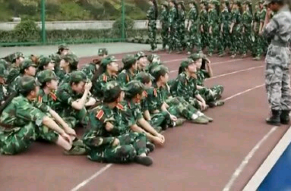 大学开学前的艰苦军训 你做好准备了？