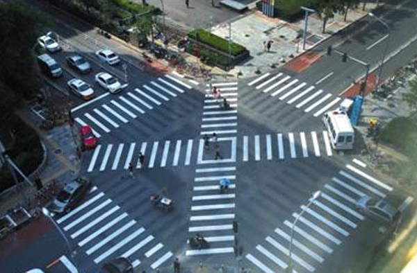北京全向十字路口 首个亮相石景山：四个全绿灯行人斜穿过马路!