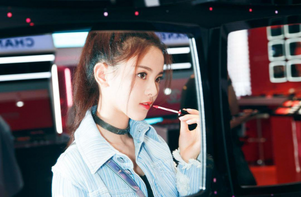 杨超越在直播节目里脱鞋被拍到 引发网友们的热议