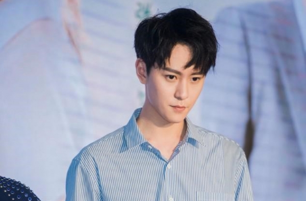 分手后首次现身，秦俊杰状态低落，似乎还偷偷擦眼泪
