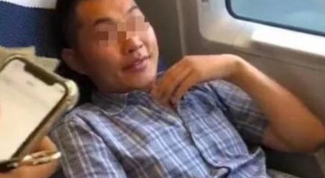 高铁上出现座霸 是教育还是素质