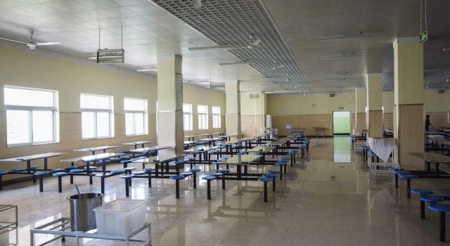 高中食堂撤板凳怎么回事？学生们都站着吃饭？