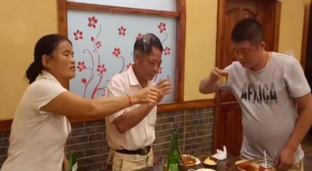 和现任照顾前女友父母16年 网友忍不住哭了