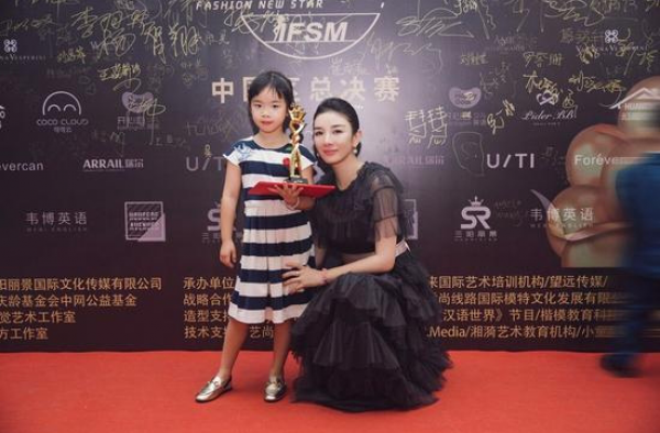 黄奕女儿参加模特大赛获称赞，父亲拒绝女儿进入圈内