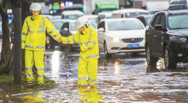深圳特大暴雨 深圳遇50年一次的特大暴雨 人们出行困难