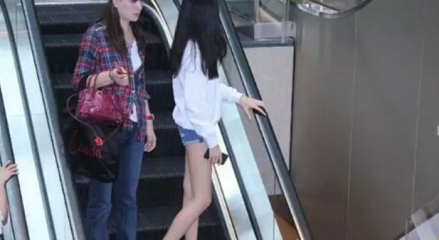 甄子丹美丽女儿秀长腿 父女两人私下合照很是幸福