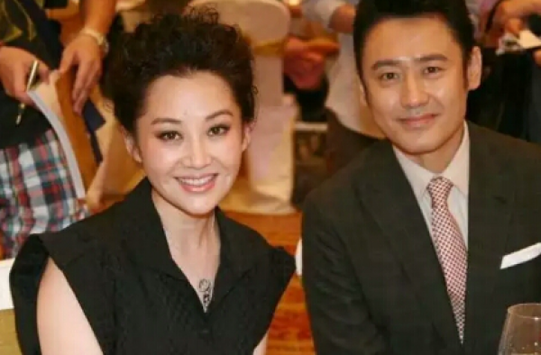 吴秀波一改大叔形象 活动中见许晴变成帅气小哥哥