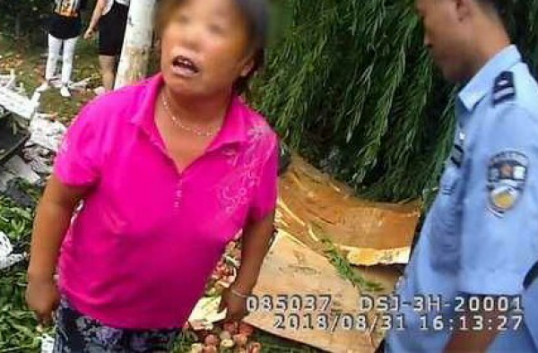 货车侧翻遭哄抢 可笑!抢桃大妈还振振有词:我犯法了吗?