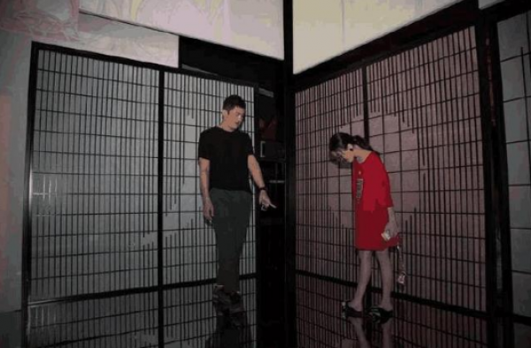 李亚鹏带李嫣出席艺术展 大耳钉咬唇妆气场十足