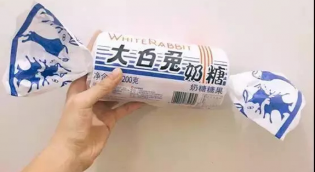 大白兔奶糖味润唇膏 涂着涂着就舔光了?