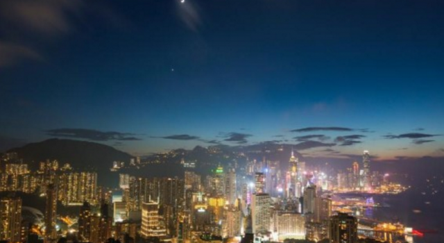 香港夜空双星伴月什么样的?是哪两颗星星形成如此震撼景象