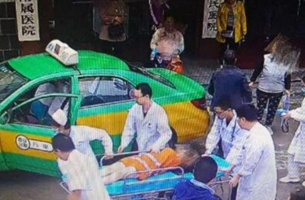 女子出租车生娃怎么回事?脐带没剪抱着孩子进医院