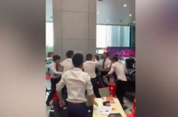 麻将牌买车视频疯传 事情背后的真相到底是什么?