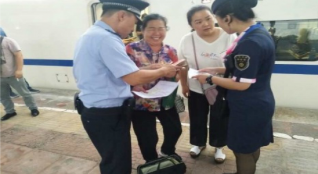 旅客丢现金后找回 “马大哈”旅客险失上万现金