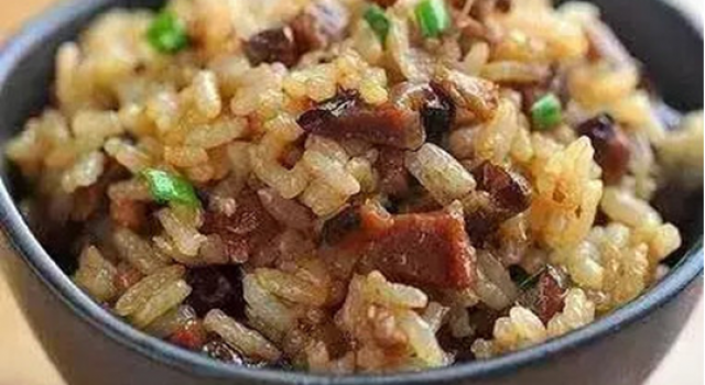 不知道怎么处理剩米饭？这样炒，好吃哭了！