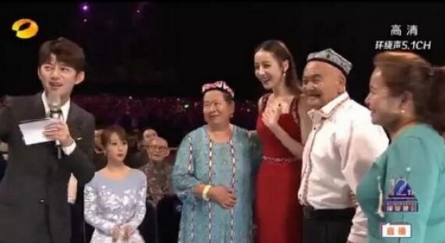 杨紫表情呆滞 一旁的迪丽热巴笑容灿烂，杨紫太真实不懂伪装自己！