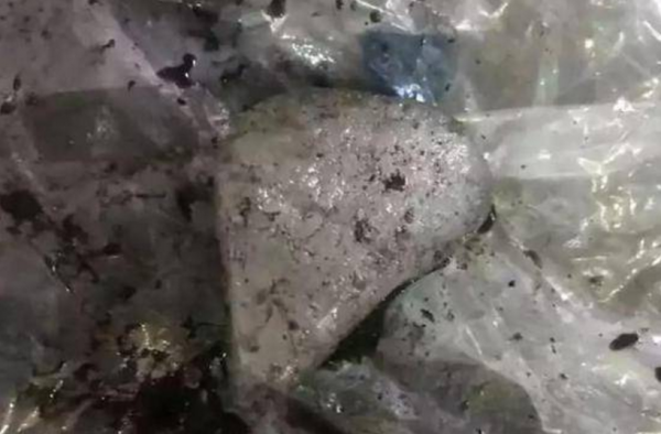 天降不明物体怎么回事?到底是什么东西?把房子都砸了大窟窿!