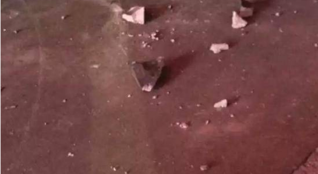 天降不明物体砸穿屋顶 长什么样子?难道是外星掉落物?
