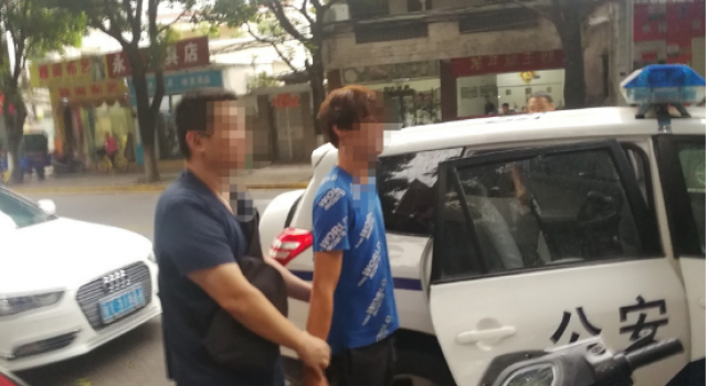 男子逆行伸腿挑衅 拿生命开玩笑只因刺激好玩?