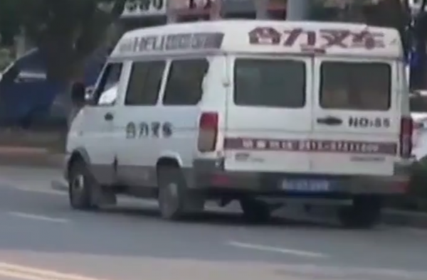 小车实载31人怎么塞进去的?打开车门一看不得了