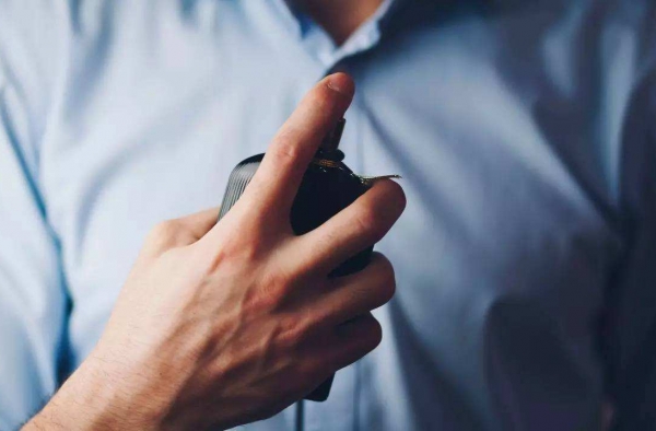 男士香水怎么喷？男生如何利用香水提升自己的逼格？