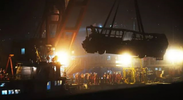 打捞现场鸣笛致哀怎么回事?公交车终于被打捞出来了?