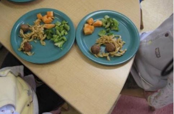 幼儿园兑水牛奶 学校是何目的克扣学生食材?