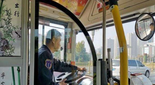 多地公交加装司机隔离门 请无礼乘客远离司机