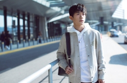 易烊千玺日系街拍LOOK  沉静内敛的秋日街拍少年
