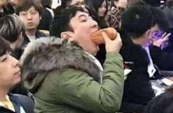 王思聪吃热狗是什么梗？王思聪吃热狗又出捣蒜新周边！