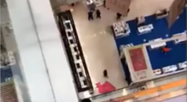 南京商场女子坠亡是什么情况？商场对此事负有责任吗？