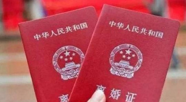 离婚14年前夫再婚送花圈 后被前夫打伤！网友：活该
