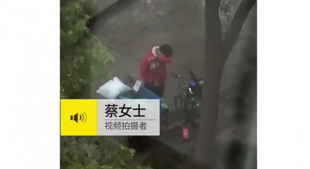 上海快递小哥暴哭怎么回事？哭的原因是？让人心疼