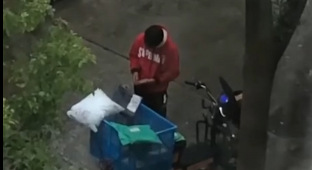 快递小哥冒雨送快递被偷 小哥爆哭“你让我怎么办”